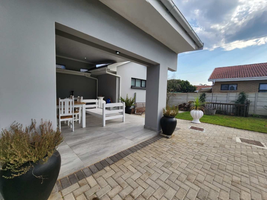 5 Bedroom Property for Sale in Fraaiuitsig Western Cape